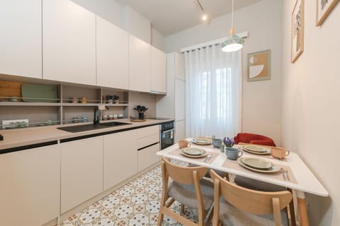 Coffee/tea facilities, Kitchen or kitchenette, Food and drinks, Dining area, stove