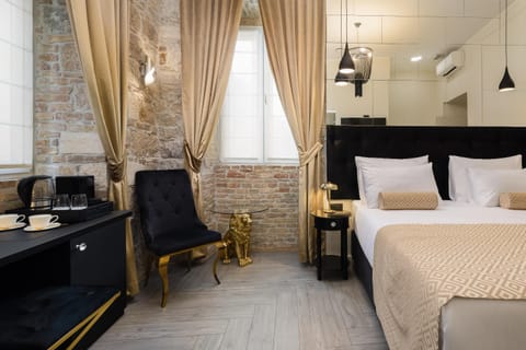 Bed, Photo of the whole room, Seating area, Bedroom