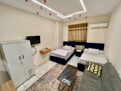 Bed, Photo of the whole room, Seating area, Bedroom, towels, air conditioner
