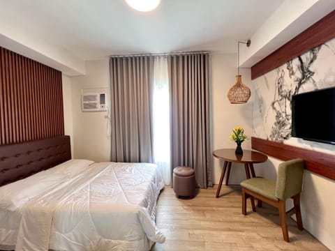 Bed, TV and multimedia, Dining area, air conditioner