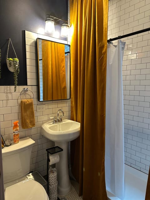 Friendly Suite Home Chicago Apartment in Berwyn