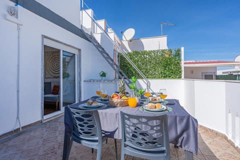 Patio, Spring, People, Summer, View (from property/room), Balcony/Terrace, Food and drinks, Photo of the whole room, Decorative detail, Decorative detail, Dining area, Autumn, On site, Guests, children, older children, Family