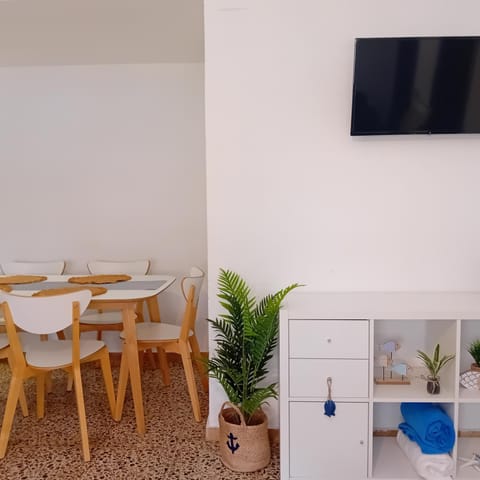 Communal lounge/ TV room, TV and multimedia, Living room, Seating area, Dining area