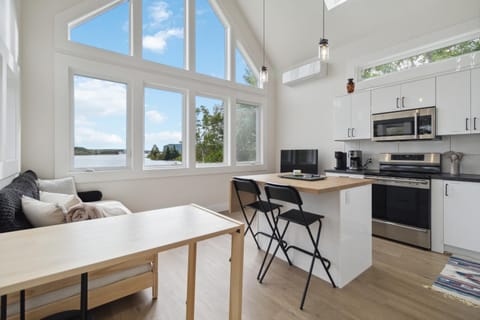 View (from property/room), View (from property/room), Kitchen or kitchenette, Living room, Seating area, Dining area, Sea view, Sea view, oven, stove