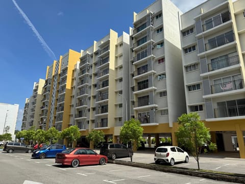 Property building, Day, Neighbourhood, City view, Street view, Location, Parking