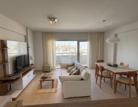 TV and multimedia, Living room, Seating area, Dining area