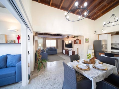 Living room, Decorative detail, Dining area