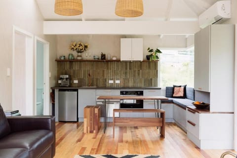 Wainui Stream Cottage House in Raglan