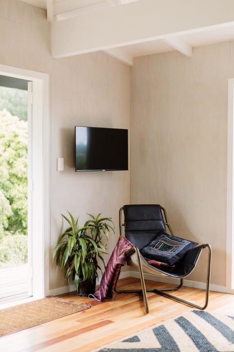 Wainui Stream Cottage House in Raglan