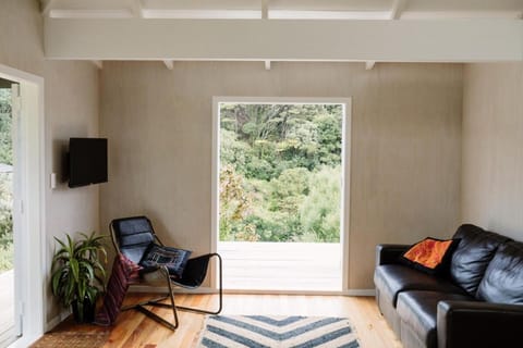 Wainui Stream Cottage House in Raglan