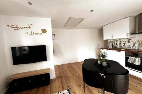Communal lounge/ TV room, TV and multimedia, Kitchen or kitchenette, Dining area, Evening entertainment