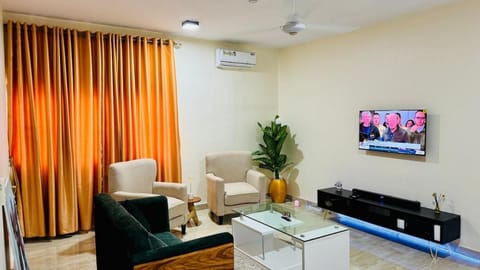 Communal lounge/ TV room, TV and multimedia, Living room, Seating area, air conditioner