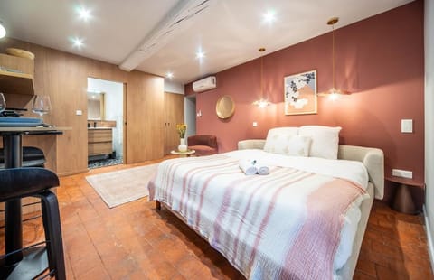 Bed, TV and multimedia, Kitchen or kitchenette, Living room, Photo of the whole room, Bedroom, towels