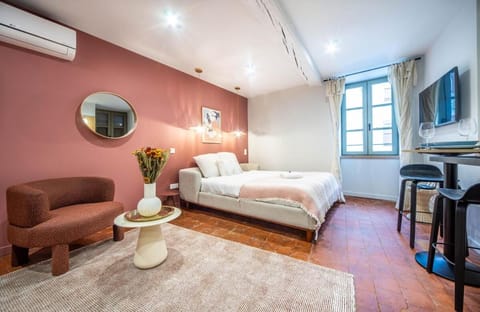 Communal lounge/ TV room, Bed, TV and multimedia, Living room, Photo of the whole room, Seating area, Bedroom, air conditioner