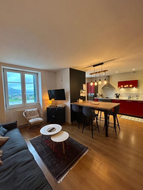 View (from property/room), Kitchen or kitchenette, Living room, Seating area, Dining area, City view, Lake view, Landmark view