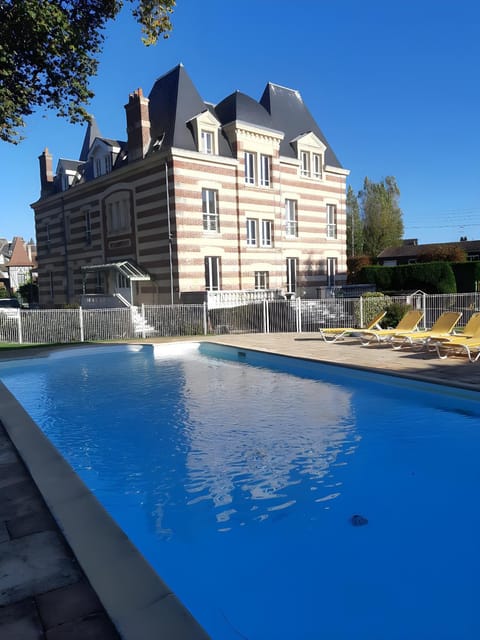 Property building, Pool view, Swimming pool, sunbed
