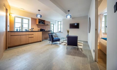 TV and multimedia, Kitchen or kitchenette, Living room, Seating area