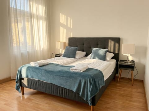 Bed, Bedroom, towels