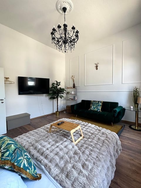 Bed, TV and multimedia, Photo of the whole room, Seating area, Bedroom