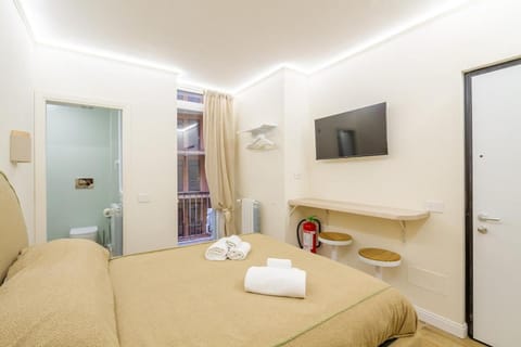 Bed, TV and multimedia, Photo of the whole room, Bedroom, towels, air conditioner