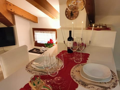 Kitchen or kitchenette, Decorative detail, Dining area