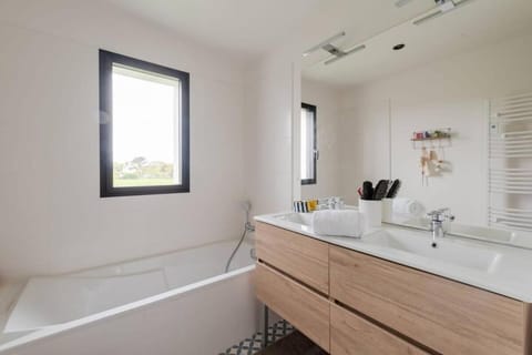 Shower, Bathroom, Bath, hair dryier, heating, storage, towels