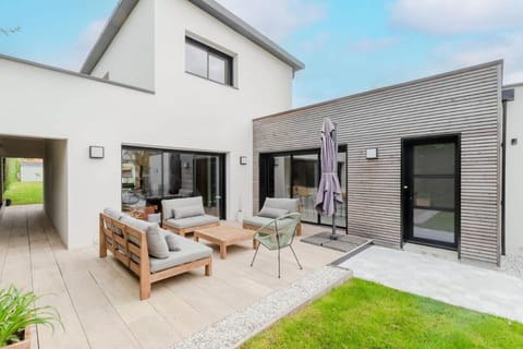 Property building, Patio, Garden, Garden view, sunbed