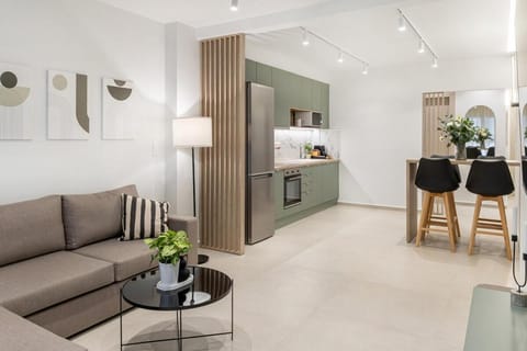 Kitchen or kitchenette, Living room, Seating area, Dining area