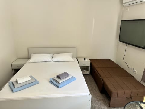 Bed, towels, air conditioner