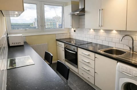 City Centre ideal for City Contractors - Next to Hilton - Victoria Centre Apartments - Best Location in Victoria Centre Shopping Centre - Kitchen - Parking Cars or Vans from Five Pounds a Day - Onsite Parking for Cars & Low Top Vans from Ten Pounds a Day Apartment in Nottingham