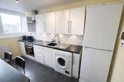 City Centre ideal for City Contractors - Next to Hilton - Victoria Centre Apartments - Best Location in Victoria Centre Shopping Centre - Kitchen - Parking Cars or Vans from Five Pounds a Day - Onsite Parking for Cars & Low Top Vans from Ten Pounds a Day Apartment in Nottingham