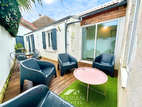 Property building, Patio, Day, Dining area