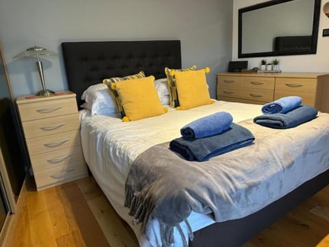 Bed, Bedroom, internet, towels