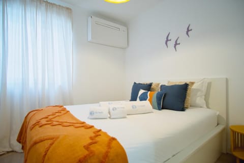 Bed, Photo of the whole room, Bedroom, air conditioner
