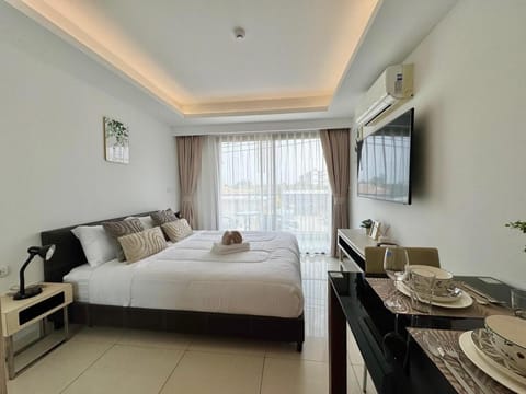 Bed, TV and multimedia, Photo of the whole room