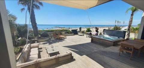 Patio, Natural landscape, Hot Tub, View (from property/room), Balcony/Terrace, Living room, Beach, Sea view, sunbed