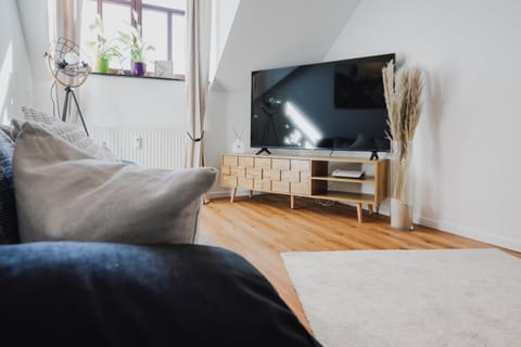 TV and multimedia, Living room, Evening entertainment