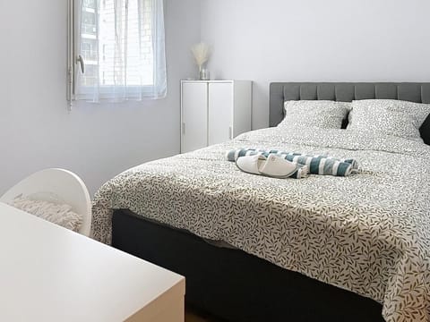 Bed, Photo of the whole room, Bedroom, towels