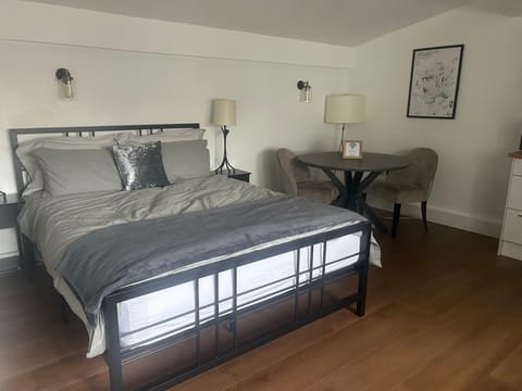 Bed, Dining area