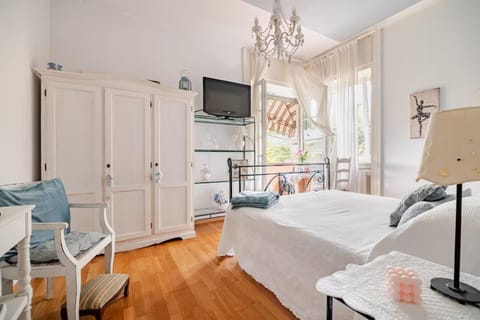 Bed, TV and multimedia, Balcony/Terrace, Photo of the whole room, Bedroom, wardrobe