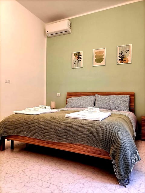 Bed, Photo of the whole room, Bedroom, towels, air conditioner