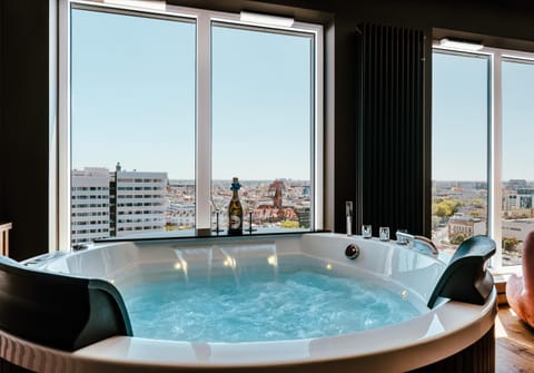 Hot Tub, City view, Landmark view