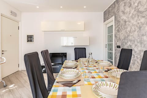 TV and multimedia, Living room, Seating area, Dining area