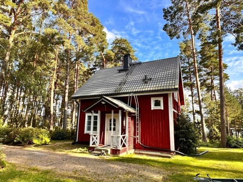 Property building, Facade/entrance, Spring, Day, Natural landscape, Parking