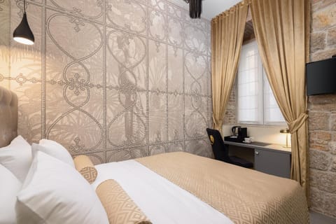 Bed, TV and multimedia, Photo of the whole room, Bedroom