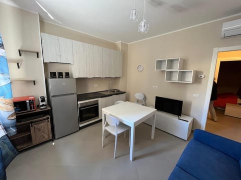 TV and multimedia, Kitchen or kitchenette, Living room, Seating area, Dining area, dishwasher, oven, stove