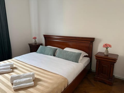 Bed, Bedroom, towels