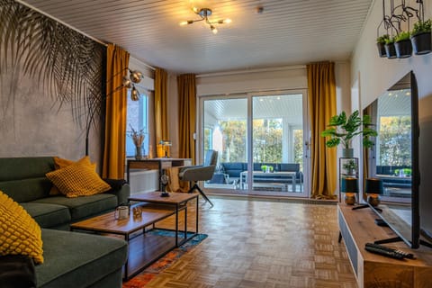 TV and multimedia, Living room, Seating area, Evening entertainment