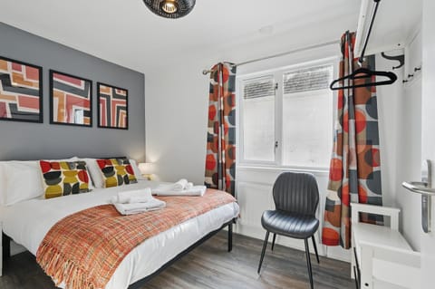 Bed, Photo of the whole room, Seating area, Bedroom