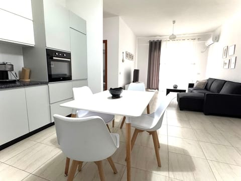 Kitchen or kitchenette, Living room, Dining area, oven, pet friendly, stove